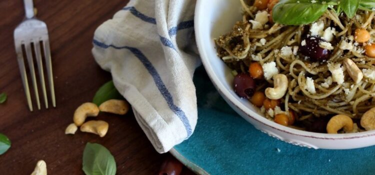 Bazalkové pesto z kešu ořechů Bazalkové pesto z kešu ořechů