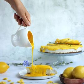 Citrónový raw dort ozdobený italskou citronovou polevou