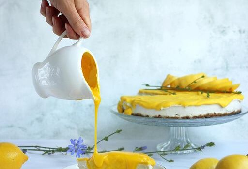 Citrónový raw dort ozdobený italskou citronovou polevou Citrónový raw dort ozdobený italskou citronovou polevou